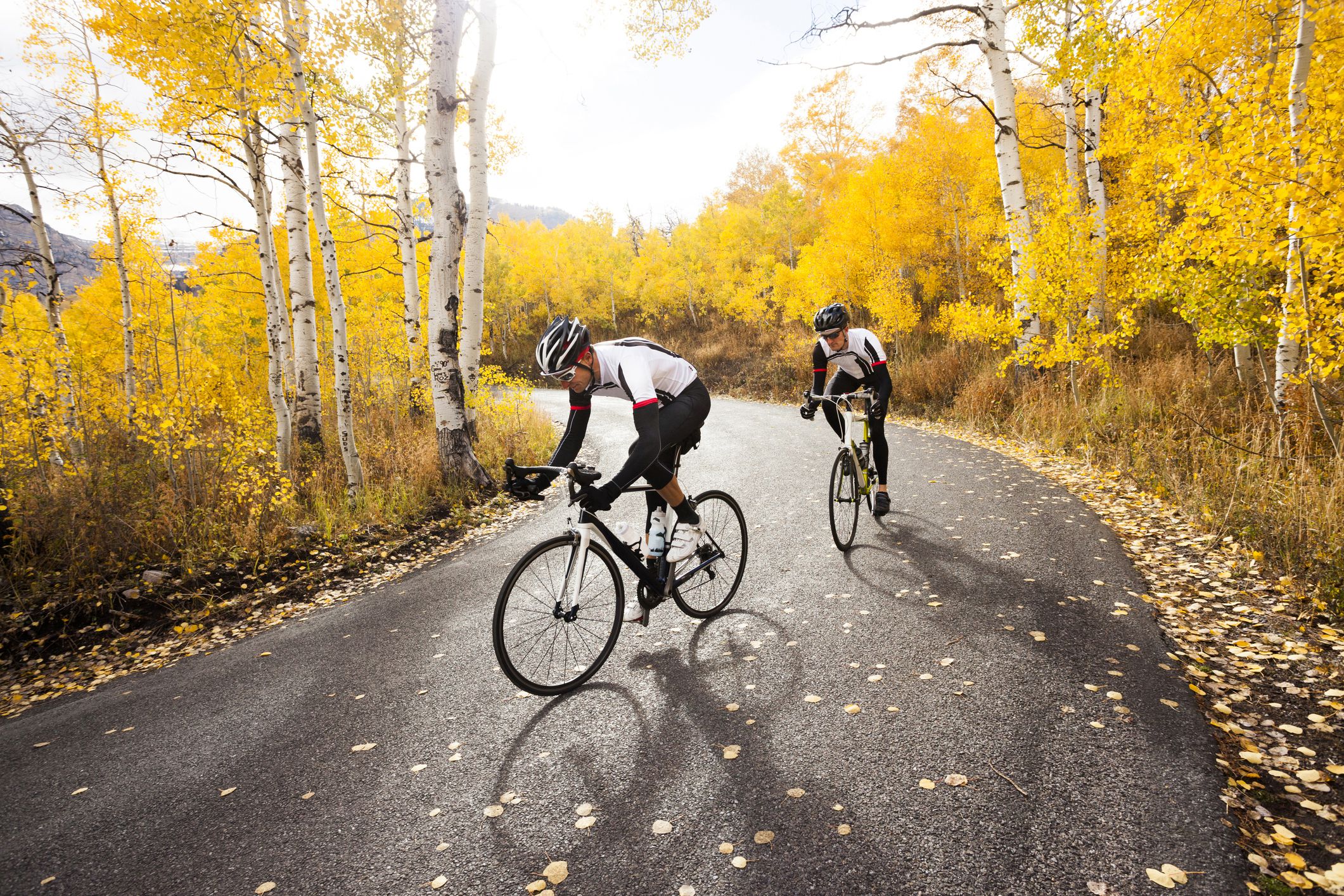 Приложение для езды на велосипеде. Велосипед осенью. Велосипедист. Осенняя велопрогулка. Велосипедист осенью.